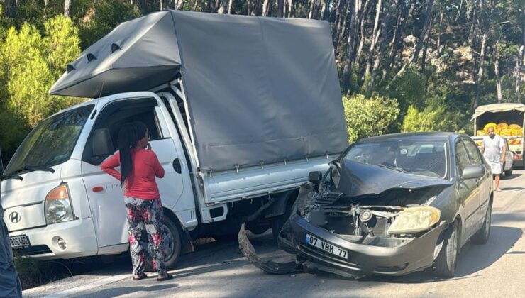 Kamyonete çarpan otomobil sürücüsü hayatını kaybetti