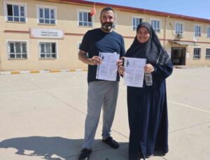 Karı, koca çift el ele girdikleri sınav merkezinde yan yana sınıflarda üniversite hayali için ter döktüler
