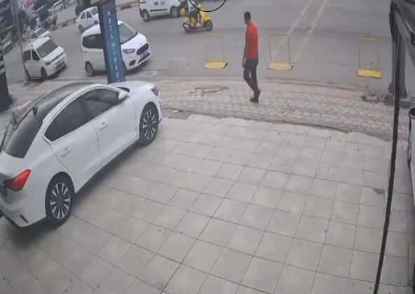 Karşıya geçmeye çalışan yaşlı adama kamyonet çarptı: O anlar kamerada