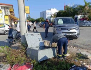 Kaza yapan araçlar elektrik panosu devirdi
