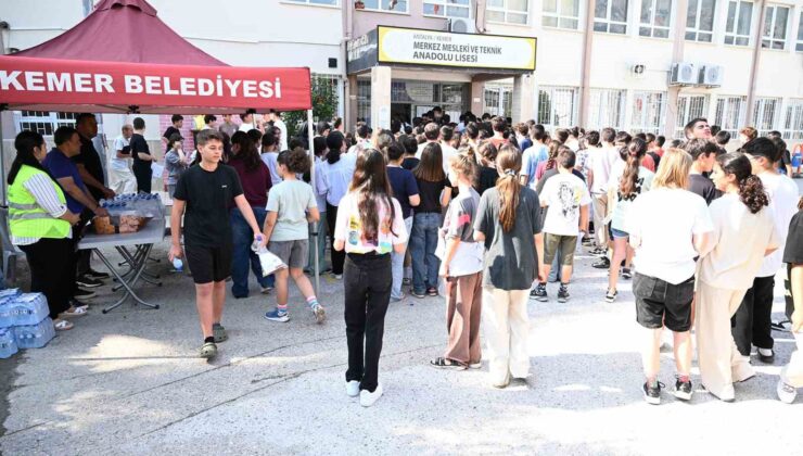 Kemer Belediyesinden LGS’ye giren öğrencilere su ve şeker