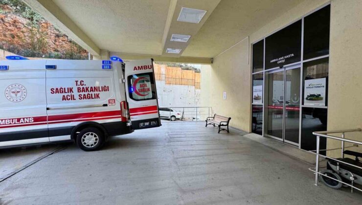 Kendi karnına iki kez bıçak saplayan adam ağır yaralandı