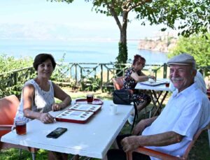 Kıdemli kent sakinleri mangalada kapıştı