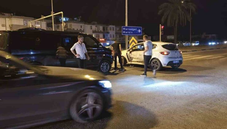 Kırmızı ışık ihlali yapan tur minibüsü otomobile çarptı