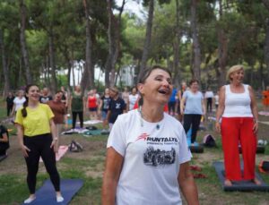 Konyaaltılılar keman dinletisi eşliğinde yoga yaptı