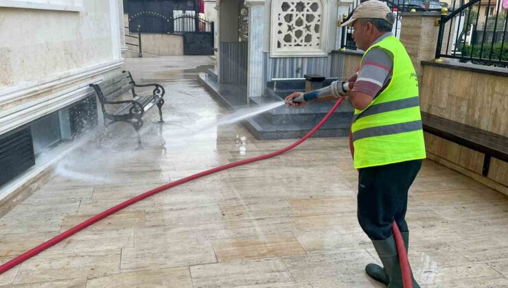 Manavgat Belediyesi’nden bayram öncesi cami temizliği