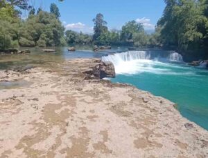 Manavgat Şelalesi’nde su seviyesi düştü, kara göründü