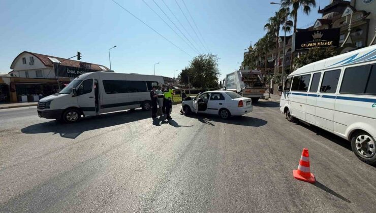 Manavgat’ta otomobil tur aracına çarptı: 5 yaralı