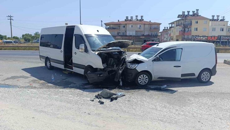 Manavgat’ta tur aracı hafif ticari araçla kafa kafaya çarpıştı: 6 yaralı