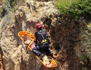 Manzara izlemek için falezlere inmek isteyen kadın turist ölümden döndü
