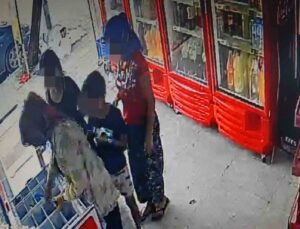 Marketten dondurma ve içecekleri alıp kıyafetlerine gizleyen kadınlar, ticari takside yakalandı