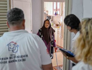 Mersin Büyükşehir Belediyesi, yaşlı vatandaşlara ’evlat sevgisi’ ile destek oluyor