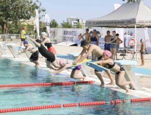 Mersin’de çocuklar, hem yüzme öğreniyor hem de eğleniyor