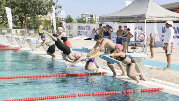 Mersin’de çocuklar, hem yüzme öğreniyor hem de eğleniyor