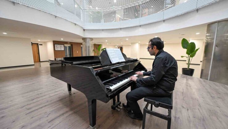 Otizmli genç piyanistin hayali dünyaca ünlü piyanist olmak