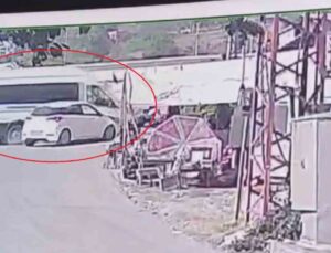 Otomobille çarpışan minibüs dereye uçtu, o anlar kamerada