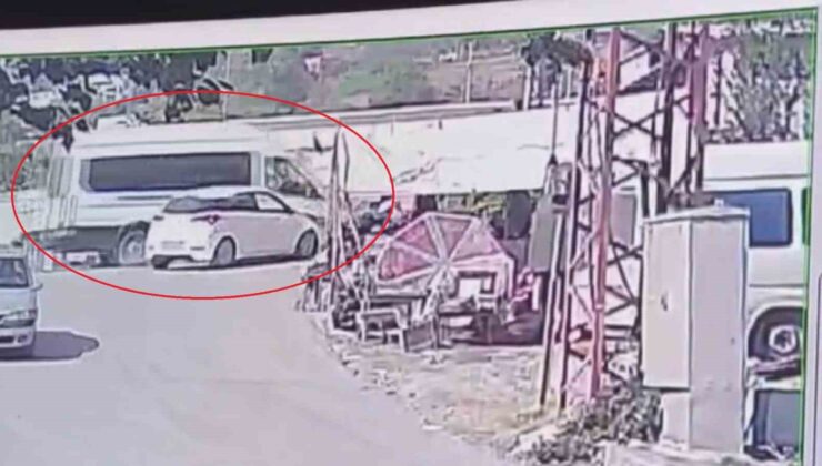 Otomobille çarpışan minibüs dereye uçtu, o anlar kamerada