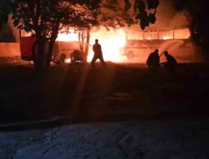 Park halindeki 2 midibüs alevlere teslim oldu