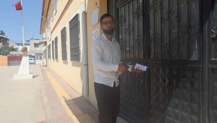 Salına salına yürüyerek geç kaldığı sınav merkezinden arkasına bakarak geri döndü