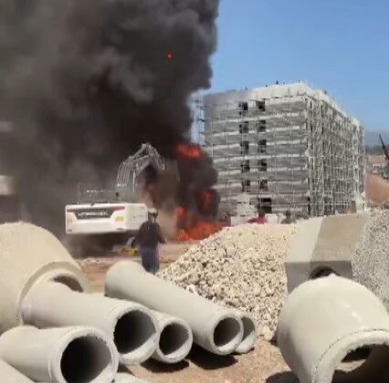 Şantiye alanında binaya sıçrayan yangın söndürüldü