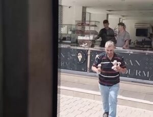 Şoför sıcaktan bunalan çocukları dondurmayla serinletti