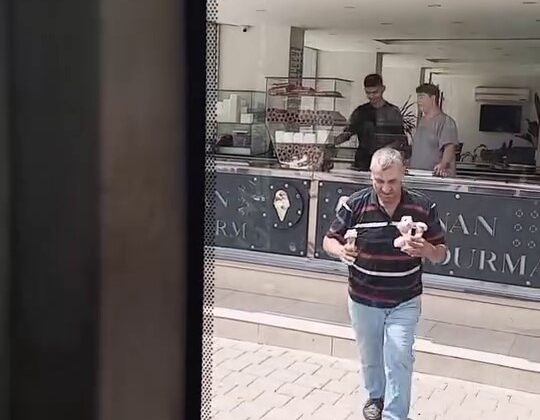 Şoför sıcaktan bunalan çocukları dondurmayla serinletti