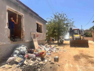 Sokaklarda topladığı çöpleri 7 yıldır evinde biriktiren zihinsel engelli kadının çöp evinde temizlik çalışması başladı