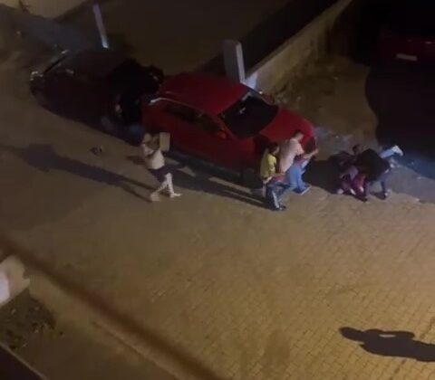 Tadilat esnasında çıkan sesten başlayan kavgada komşular birbirlerine silah, bıçaklı ve briketle saldırdı