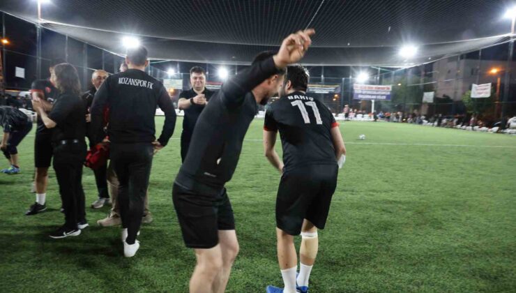 Takım şampiyon oldu, muhtar sahada göbek attı