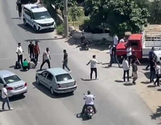 Trafik kazasında sonra çıkan kavgayı polis havaya ateş ederek ayırabildi