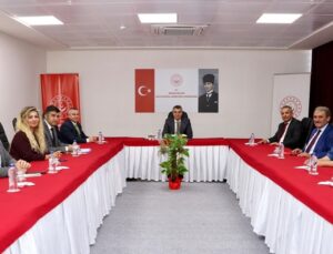 Vali Toros, Aile ve Sosyal Hizmetler İl Müdürlüğünde değerlendirme toplantısı yaptı