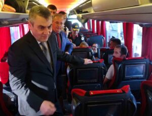 Vali yolcuları tebrik etti, ceza yiyen otobüsün sürücüsünü uyardı