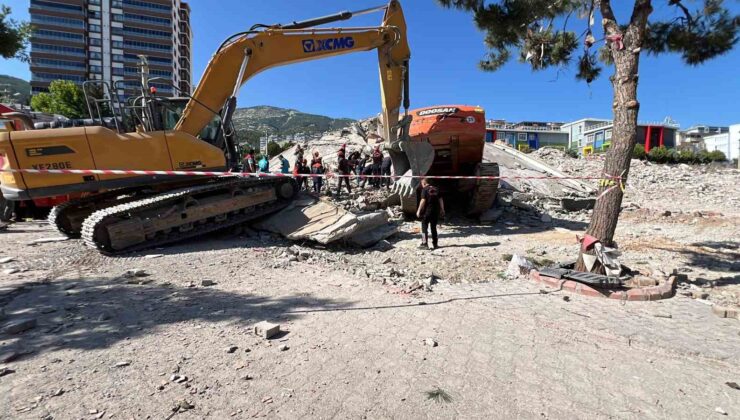 Yıkım çalışmasında facia: Operatörle birlikte iş makinesi enkaz altında kaldı