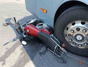 Yolcu otobüsüyle çarpışan motosikletli, lastiğin altında kalmaktan son anda kurtuldu