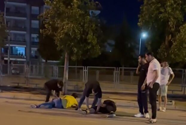 Yolda yürürken silahlı saldırıya uğrayan 2 genç yaralandı