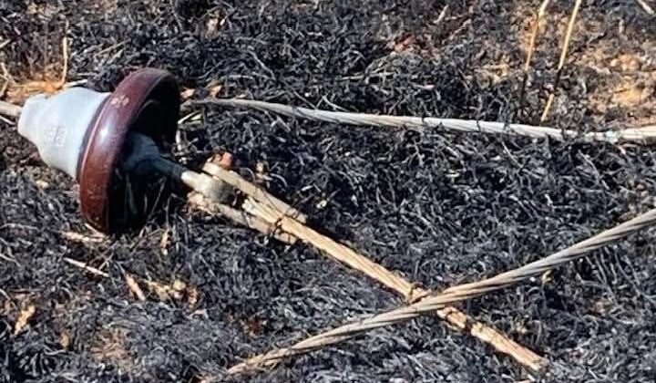 Yüksek gerilim hattı koptu, buğday tarlası alev aldı