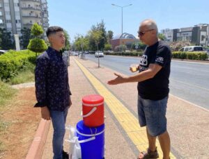 15 yaşındaki genç, limonata satarak hayaline yürüyor