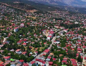 20 bin kişinin yaşadığı yaylada, sıcak nedeniyle nüfus 450 bine ulaştı