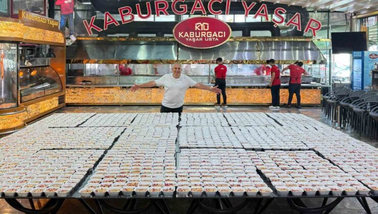 Adanalı kebapçı, yüzlerce aşure dağıttı