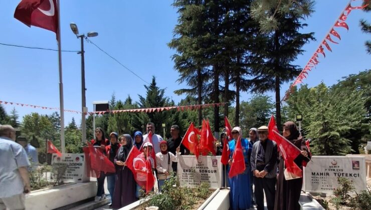 Adanalı üniversite öğrencileri Şehit Ömer Halisdemir’in kabrinde dua etti