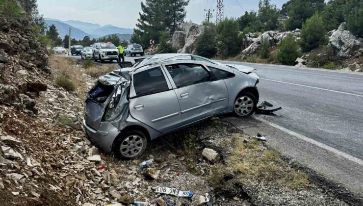 Akseki’de otomobil yoldan çıkıp kayalık alana çarptı: 5 yaralı