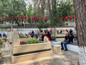 Alanya’da 15 Temmuz’da şehitliğe karanfil bırakıldı