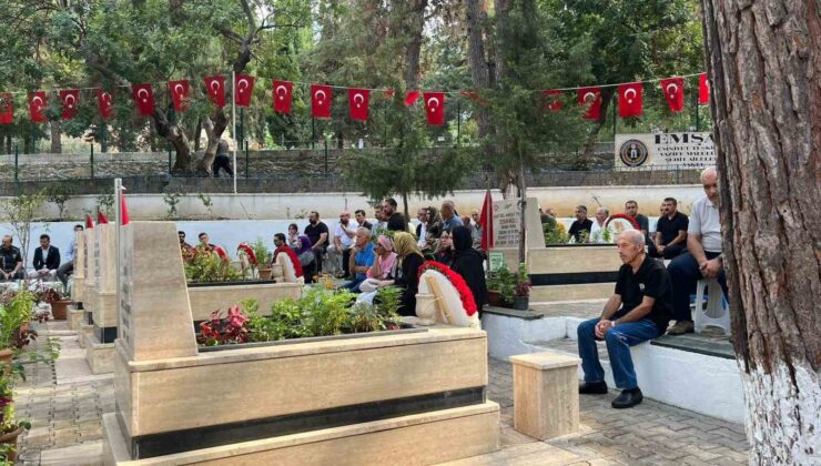 Alanya’da 15 Temmuz’da şehitliğe karanfil bırakıldı