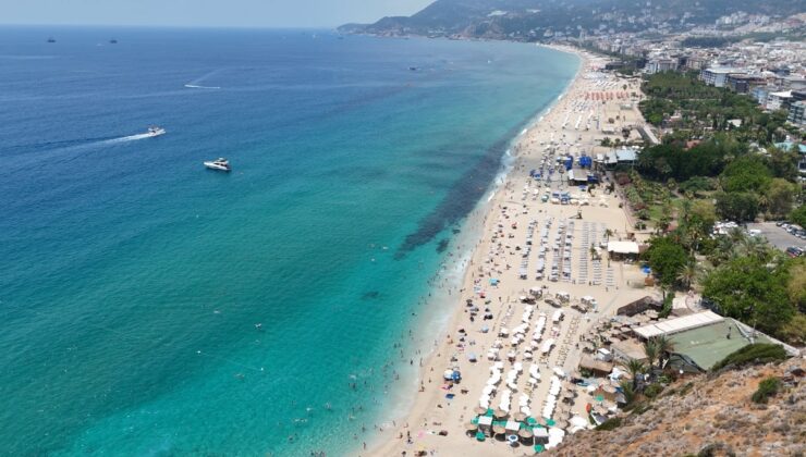 Alanya’da serinlemek isteyen turistler soluğu Kleopatra Plajı’nda aldı
