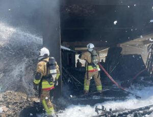 Antakya’da şantiyede çıkan yangın büyümeden söndürdü