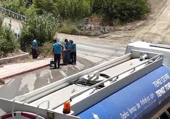 Antakya’da yangından etkilenen bölgelerde hummalı temizlik çalışması