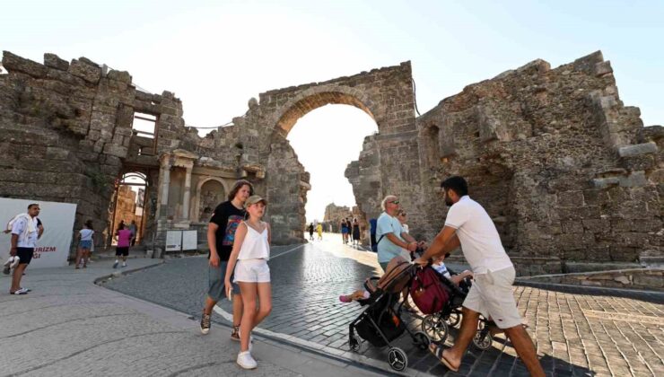 Antalya tüm zamanların günlük turist rekorunu kırdı