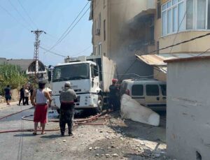 Antalya’da freni boşalan çöp kamyonu 2 aracı ezdi