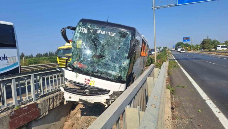 Antalya’da kaza yapan tur otobüsü, köprüden düşmek üzereyken durabildi