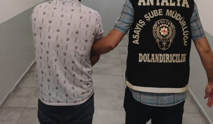 Antalya’da kendisini istihbarat görevlisi olarak tanıtan şahıs dolandırıcılıktan tutuklandı